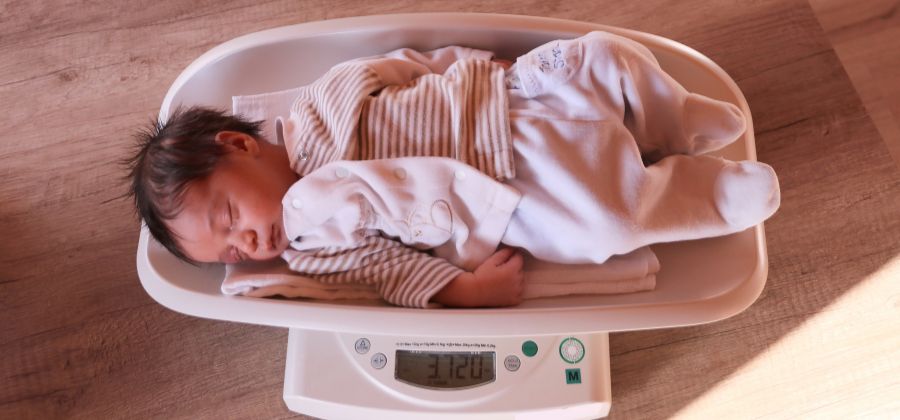 Tout comprendre sur la perte de poids du bébé après la naissance