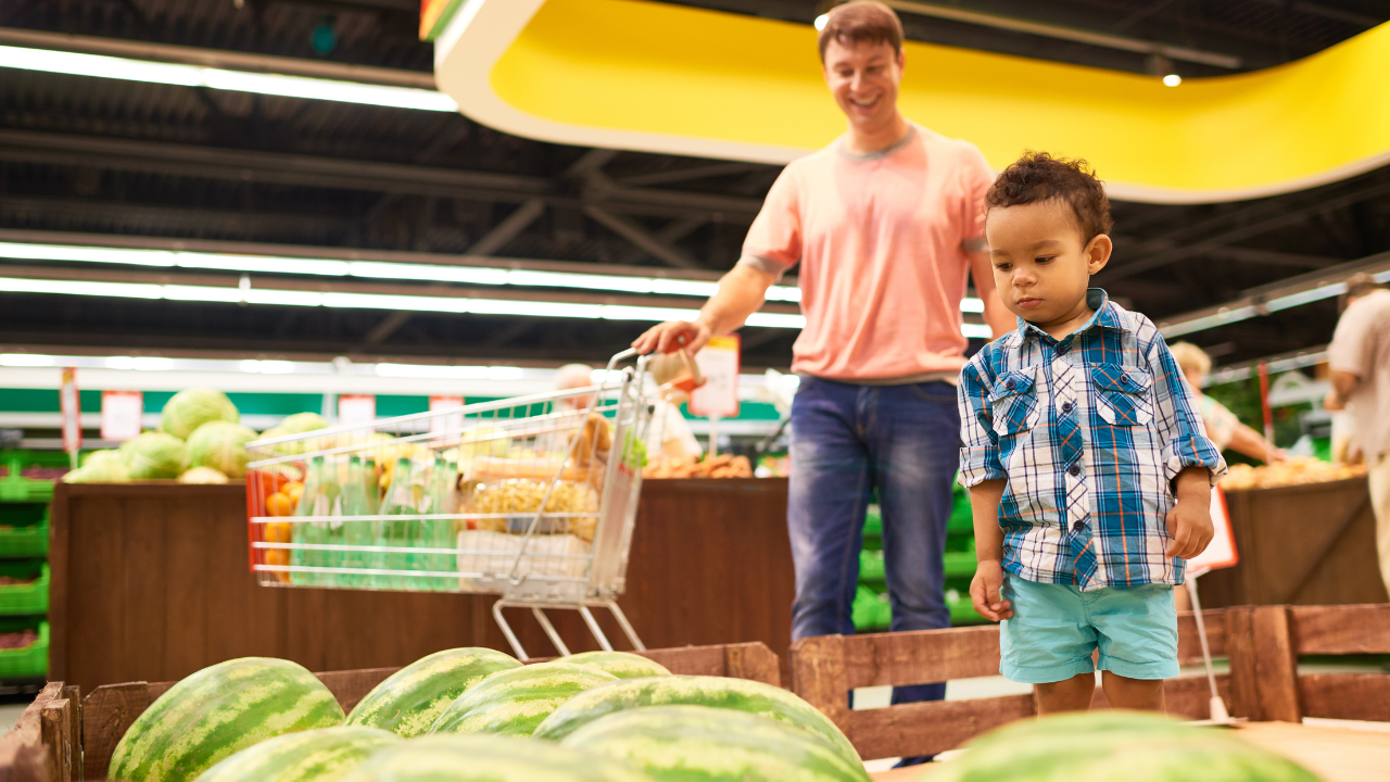 Courses en famille, courses, rayon fruits et légumes