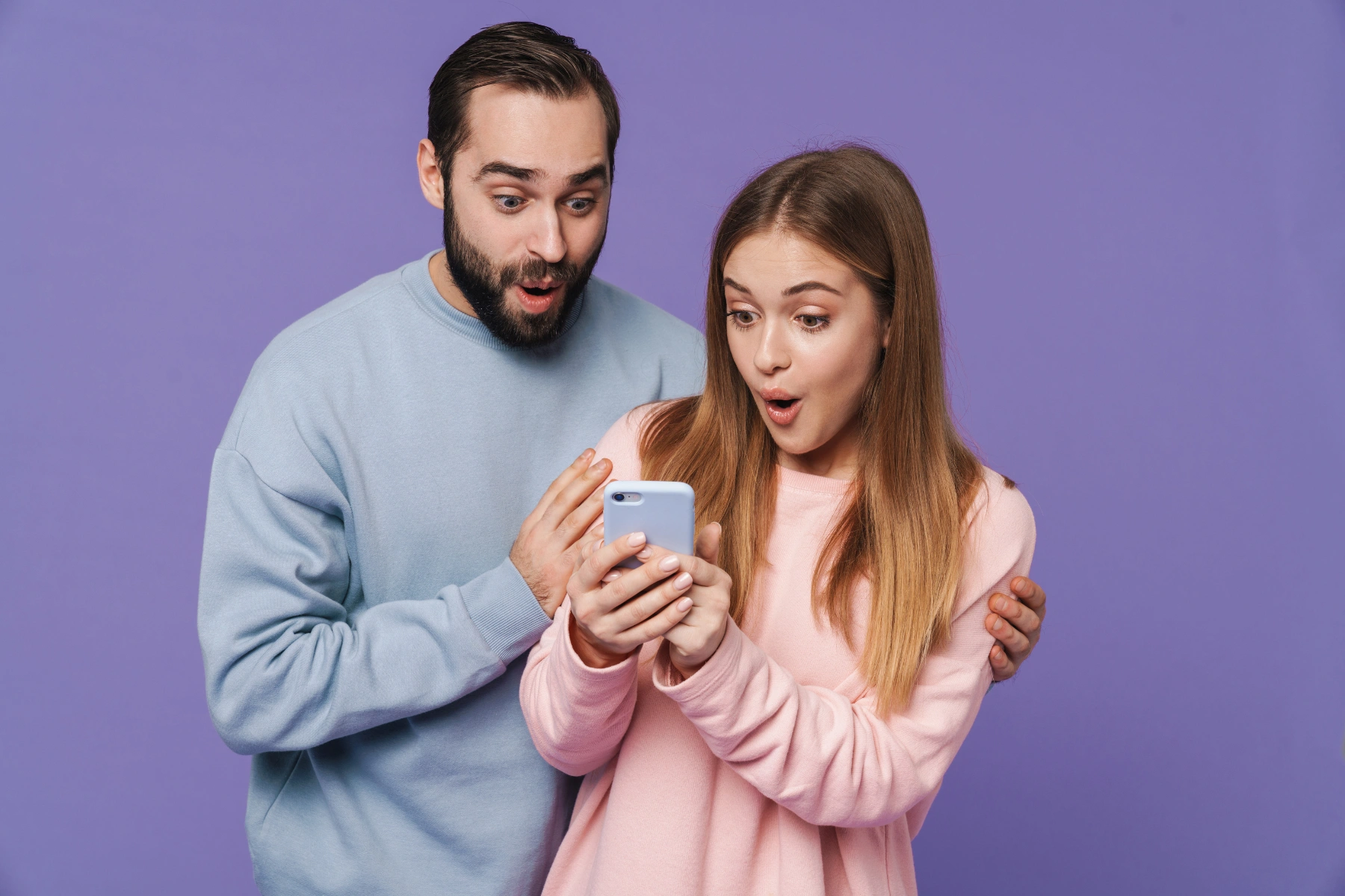 Parents écrans Parents écrans<br />
Parents regarde avec étonnement leur téléphone