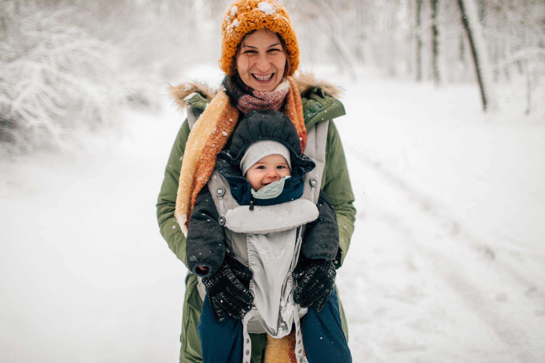 Bébé sous la neige avec sa maman Bébé sous la neige avec sa maman