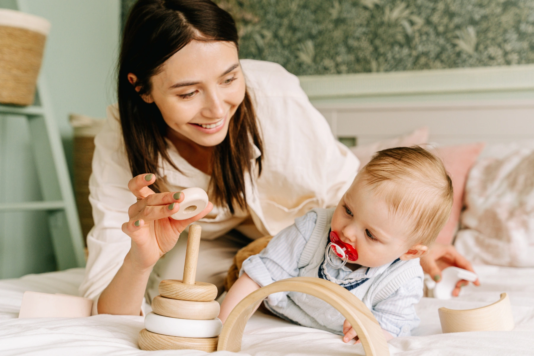 Bébé joue avec sa maman Bébé joue avec sa maman