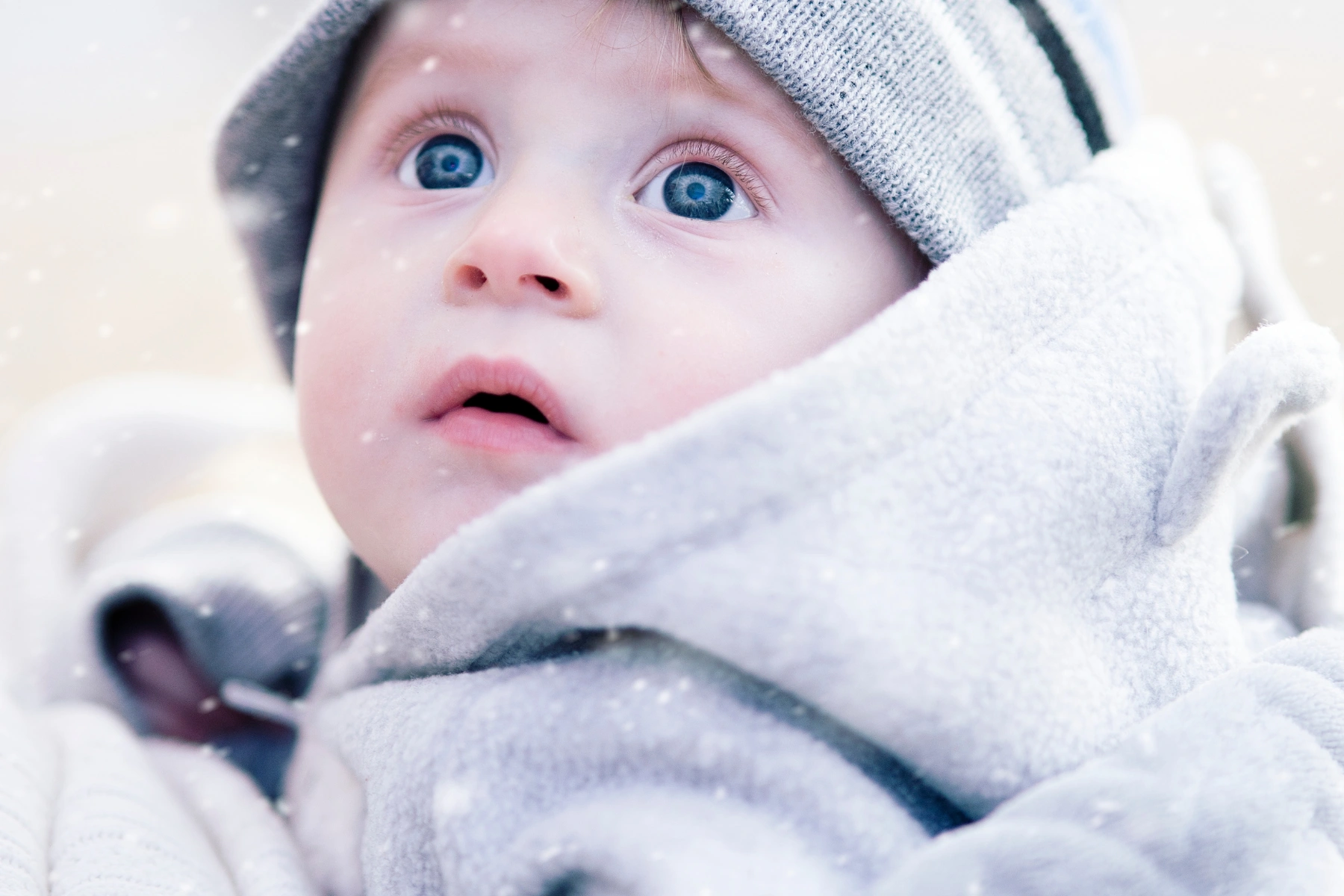 bébé découvre la neige bébé découvre la neige