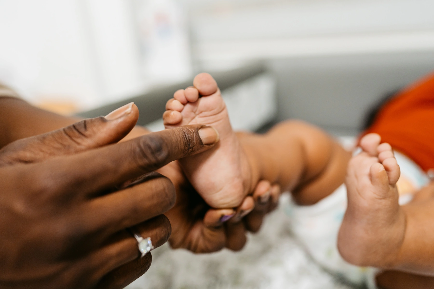 Le pédiatre vérifie les pieds de bébé Le pédiatre vérifie les pieds de bébé