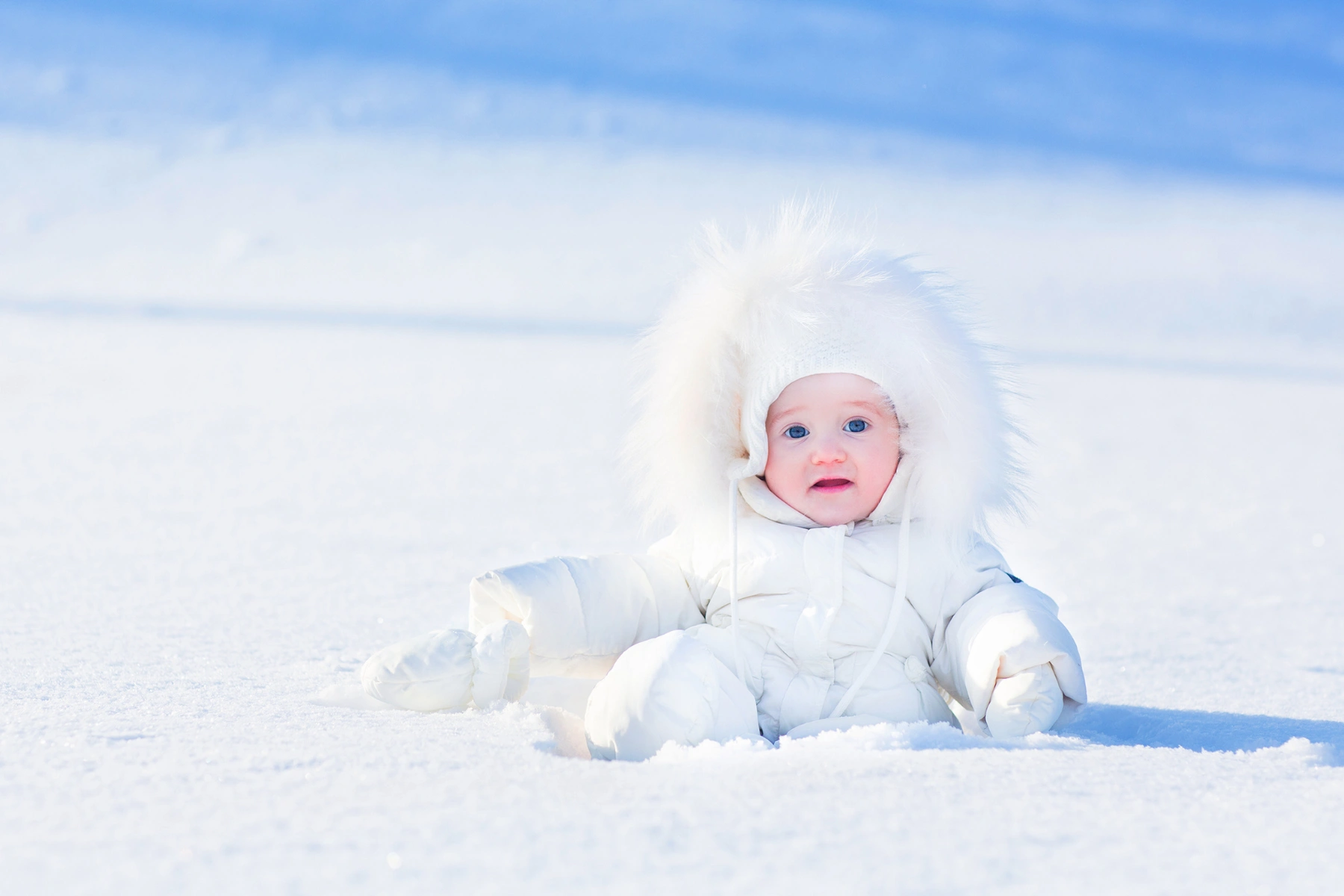 bébé à la montagne en hiver bébé à la montagne en hiver