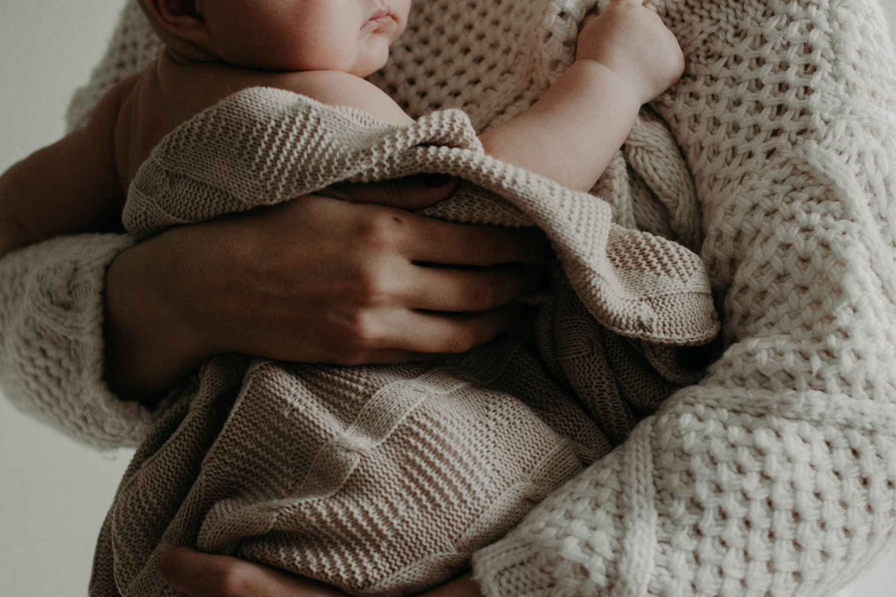 bébé et parent Bébé dans les bras d'un parent