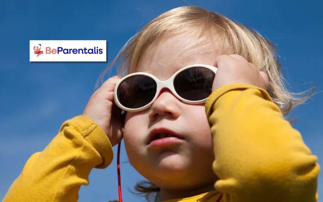 bébé porte des lunettes de soleil