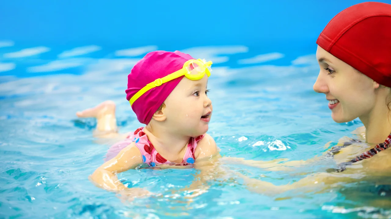 Bébé dans la piscine Bébé dans la piscine