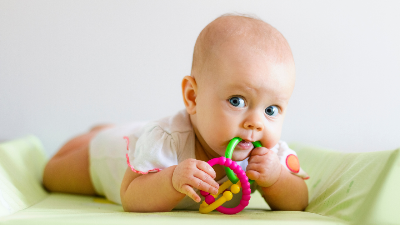 anneau de dentition bébé mord un anneau de dentition