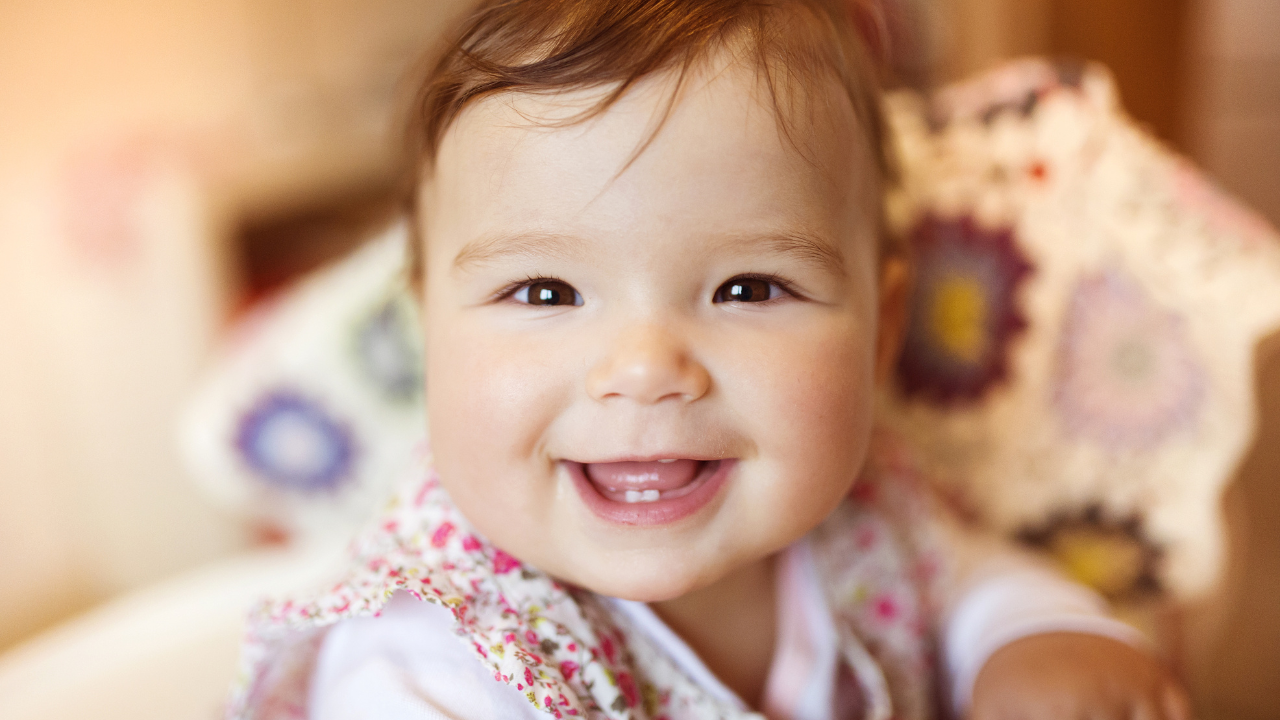 bébé sourit bébé sourit de toutes ses dents