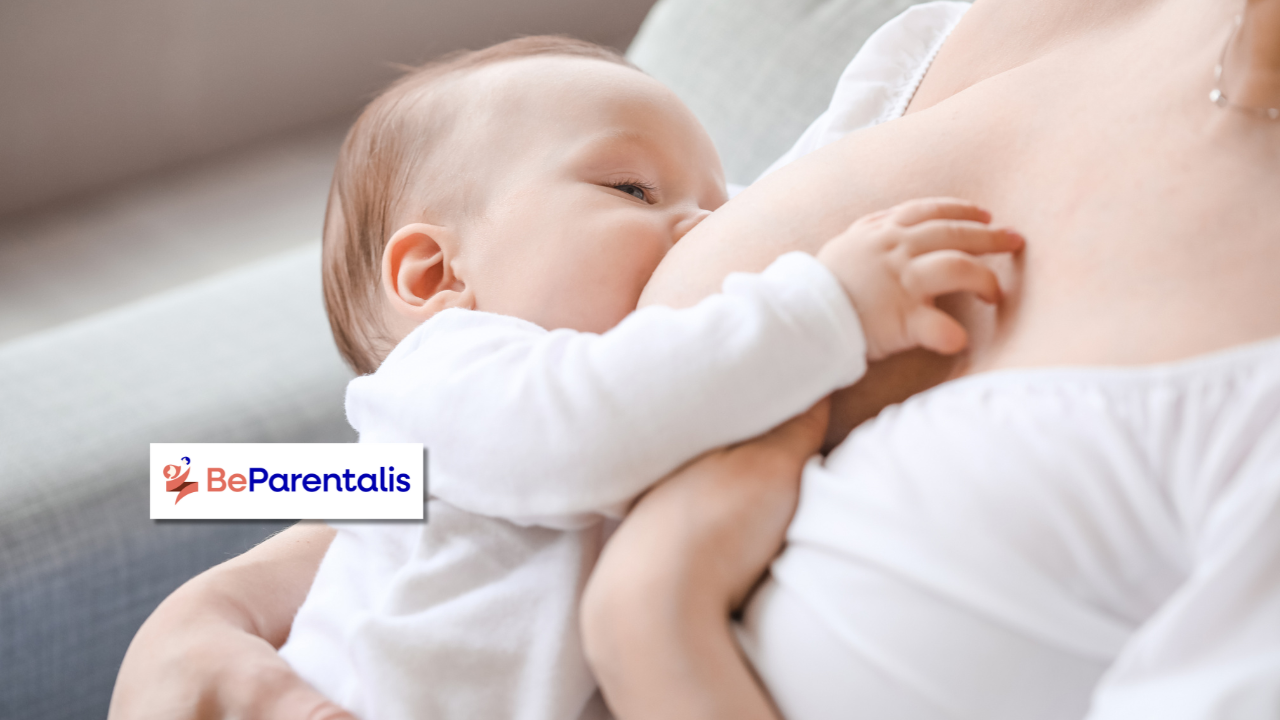 Maman allaite bébé au sein