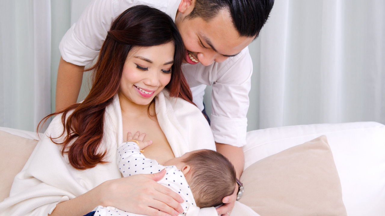 Couple qui allaite son bébé Couple qui allaite son bébé